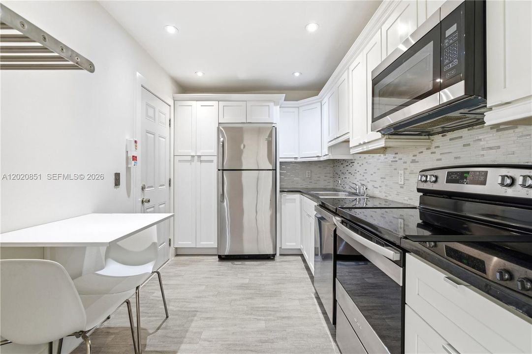 For Sale: $425,000 (2 beds, 2 baths, 1010 Square Feet)