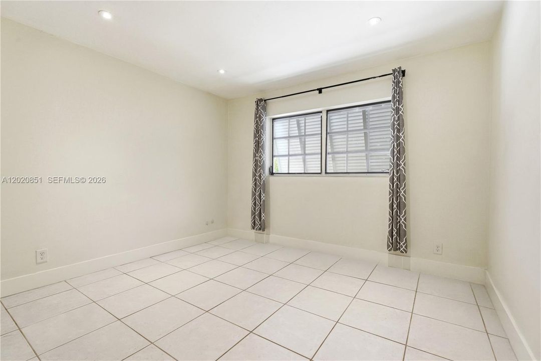 For Sale: $425,000 (2 beds, 2 baths, 1010 Square Feet)