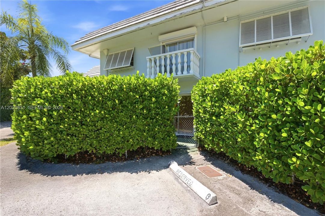 For Sale: $425,000 (2 beds, 2 baths, 1010 Square Feet)
