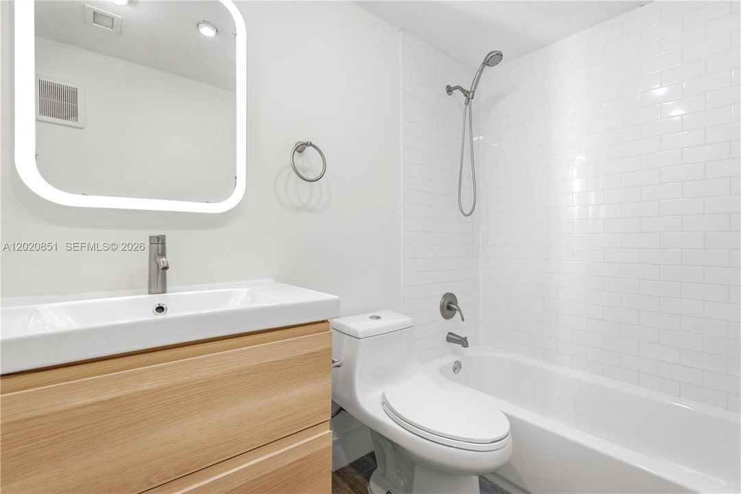 For Sale: $425,000 (2 beds, 2 baths, 1010 Square Feet)