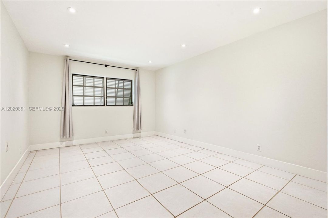 For Sale: $425,000 (2 beds, 2 baths, 1010 Square Feet)
