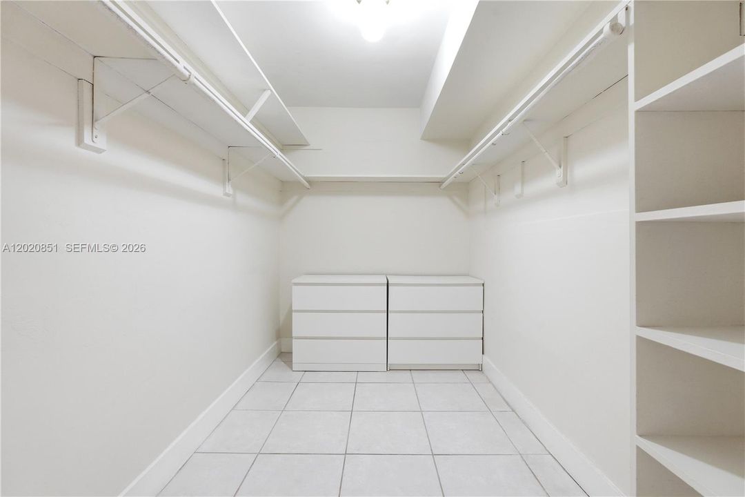 For Sale: $425,000 (2 beds, 2 baths, 1010 Square Feet)