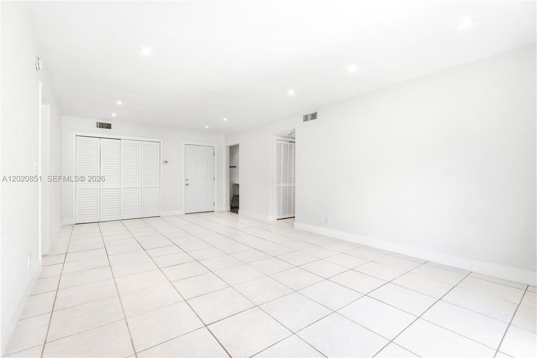 For Sale: $425,000 (2 beds, 2 baths, 1010 Square Feet)