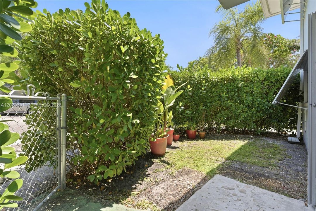 For Sale: $425,000 (2 beds, 2 baths, 1010 Square Feet)