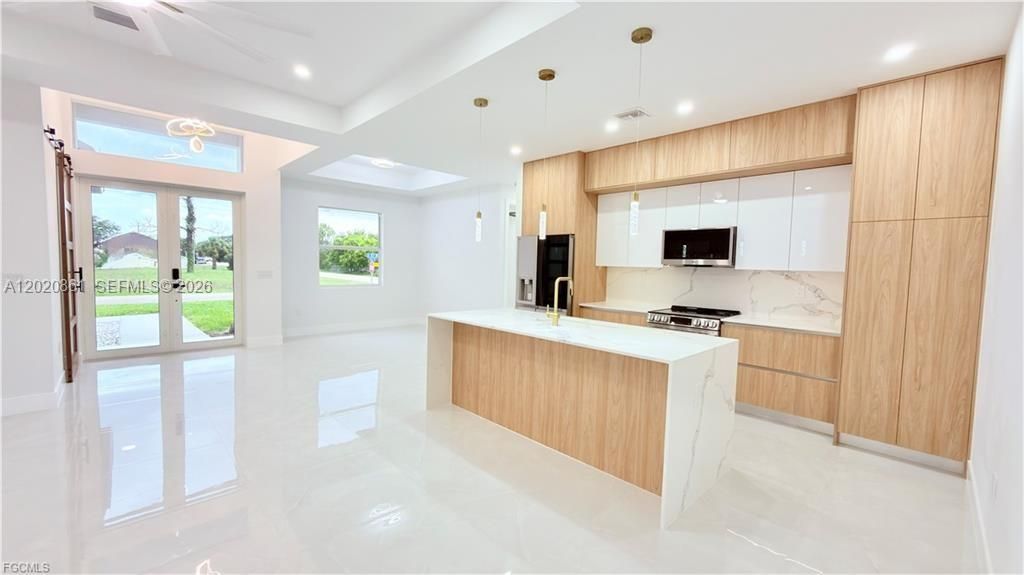 For Sale: $399,900 (4 beds, 3 baths, 1995 Square Feet)