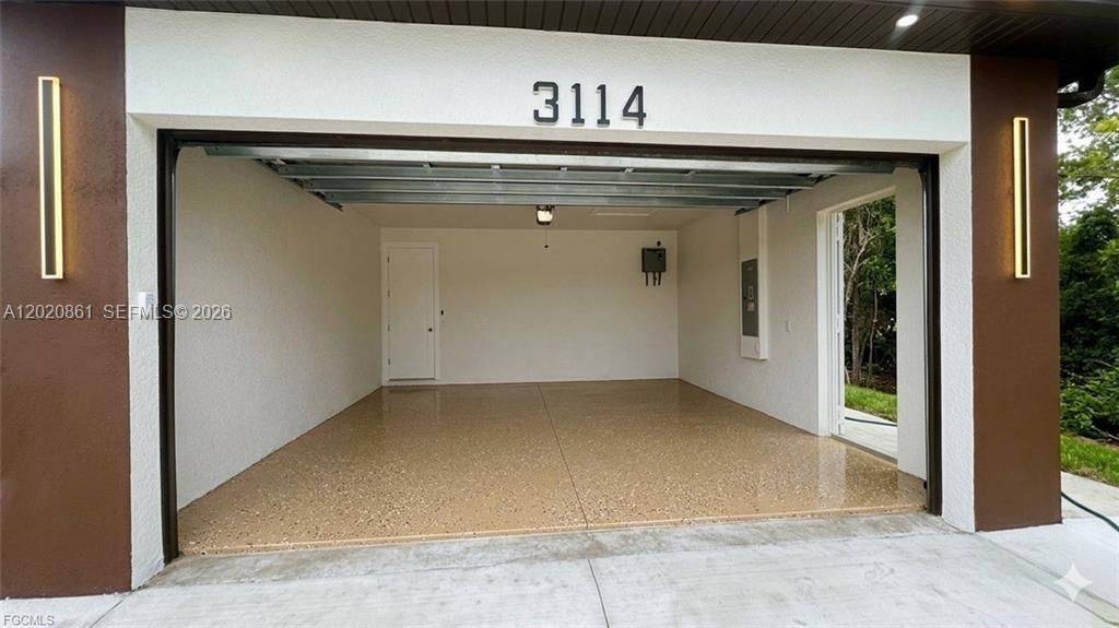 2-CAR GARAGE WITH SIDE DOOR