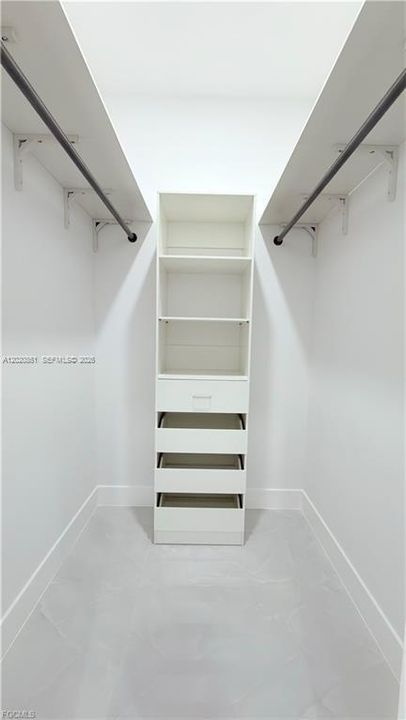 WALK-IN CLOSET 1