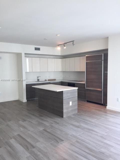 Activo con contrato: $4,300 (2 camas, 2 baños, 1165 Pies cuadrados)