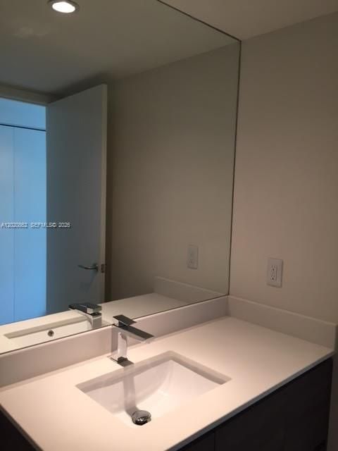 Activo con contrato: $4,300 (2 camas, 2 baños, 1165 Pies cuadrados)