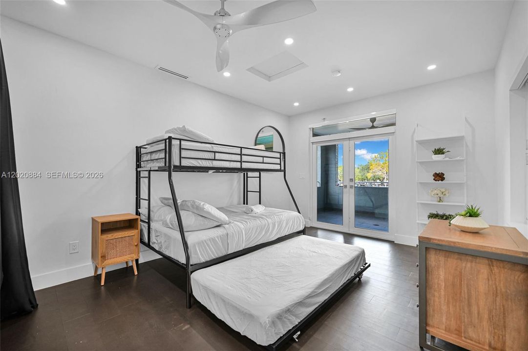 En Venta: $1,855,000 (4 camas, 3 baños, 2438 Pies cuadrados)