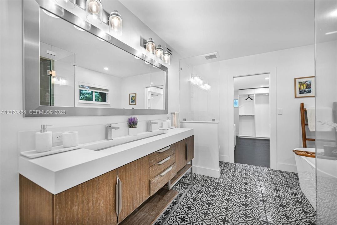 En Venta: $1,855,000 (4 camas, 3 baños, 2438 Pies cuadrados)