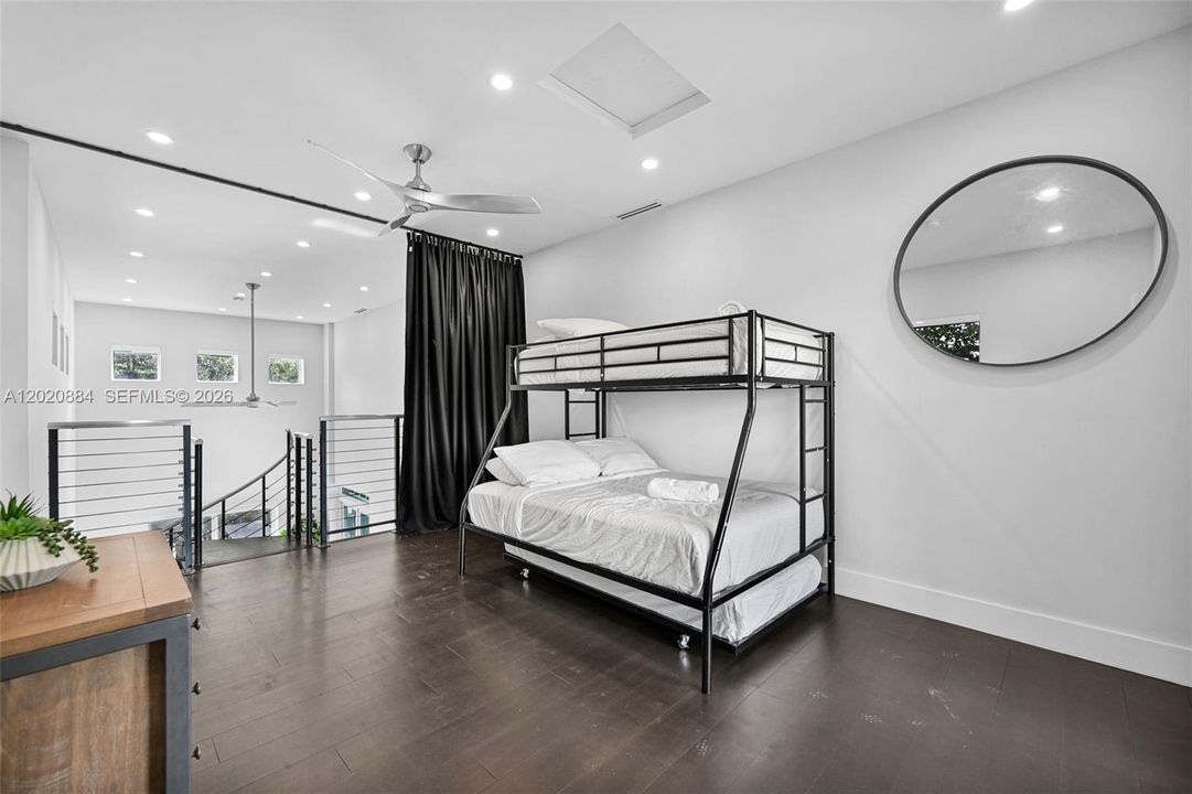 En Venta: $1,855,000 (4 camas, 3 baños, 2438 Pies cuadrados)