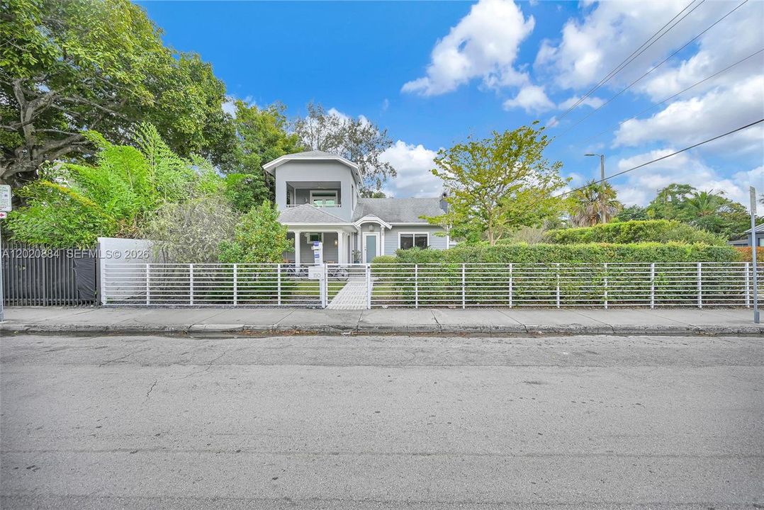 En Venta: $1,855,000 (4 camas, 3 baños, 2438 Pies cuadrados)