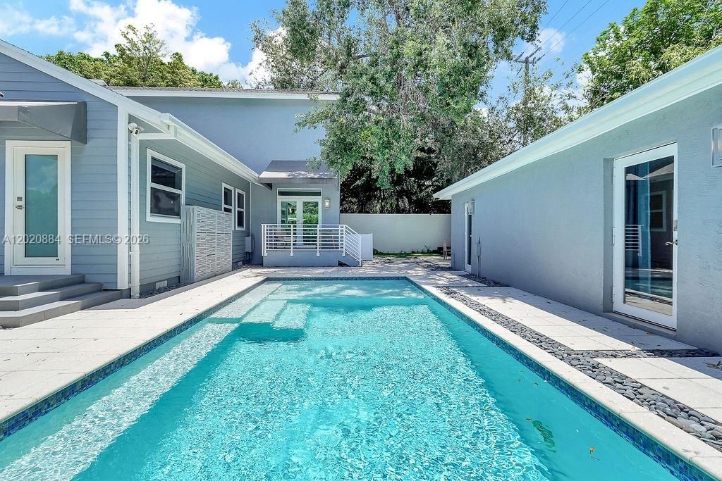En Venta: $1,855,000 (4 camas, 3 baños, 2438 Pies cuadrados)