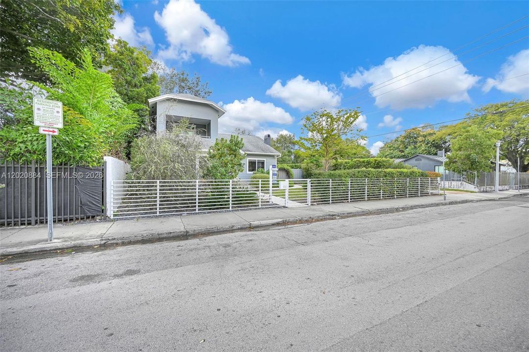 En Venta: $1,855,000 (4 camas, 3 baños, 2438 Pies cuadrados)