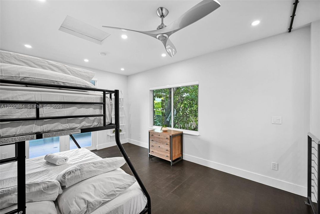 En Venta: $1,855,000 (4 camas, 3 baños, 2438 Pies cuadrados)