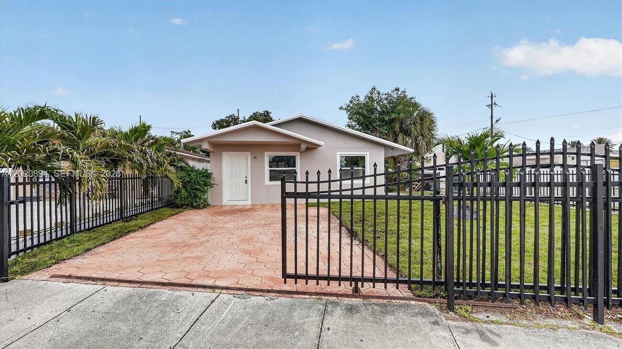Active With Contract: $545,000 (4 beds, 2 baths, 1354 Square Feet)