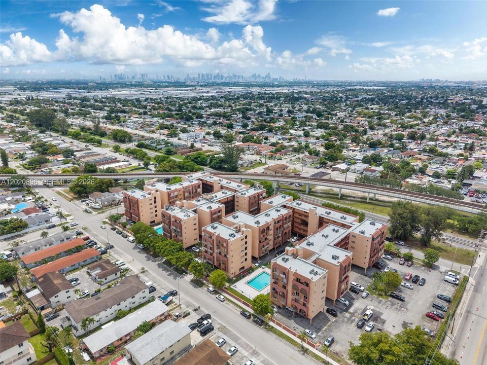Active With Contract: $229,950 (2 beds, 2 baths, 870 Square Feet)