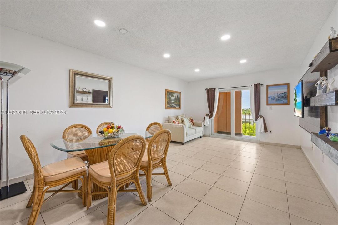 Active With Contract: $229,950 (2 beds, 2 baths, 870 Square Feet)