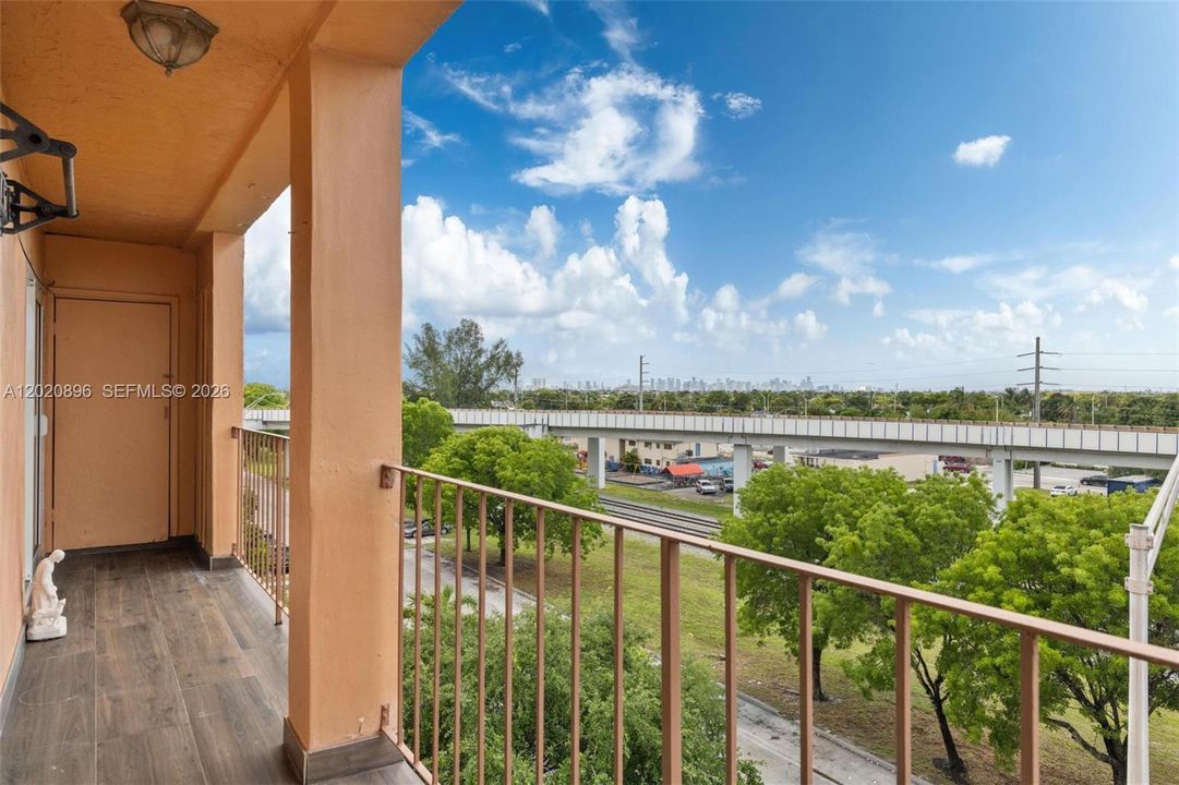 Active With Contract: $229,950 (2 beds, 2 baths, 870 Square Feet)