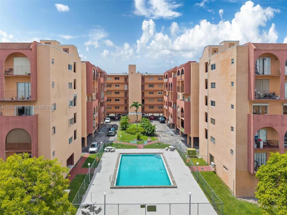 Active With Contract: $229,950 (2 beds, 2 baths, 870 Square Feet)