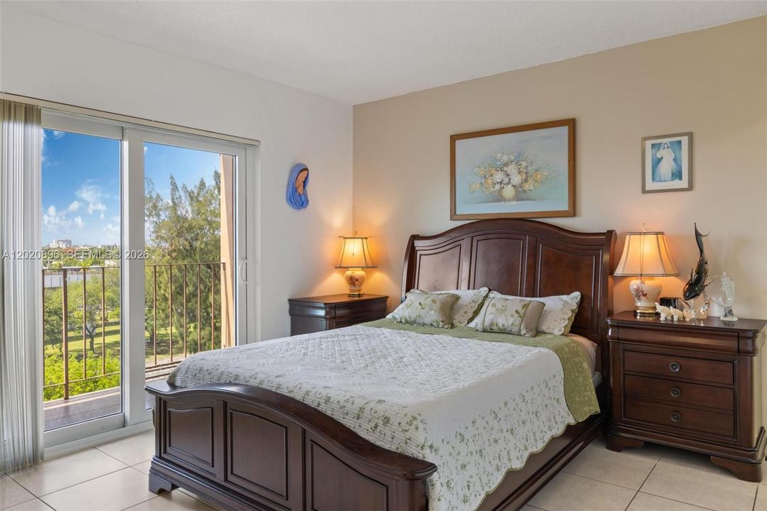 Active With Contract: $229,950 (2 beds, 2 baths, 870 Square Feet)