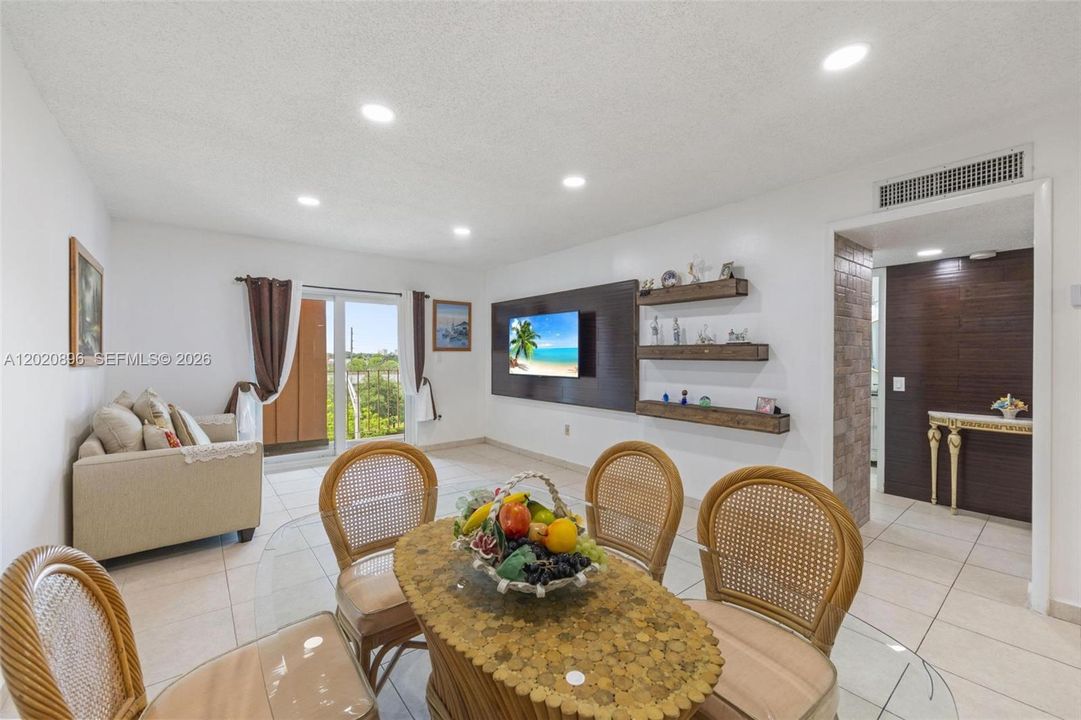 Active With Contract: $229,950 (2 beds, 2 baths, 870 Square Feet)