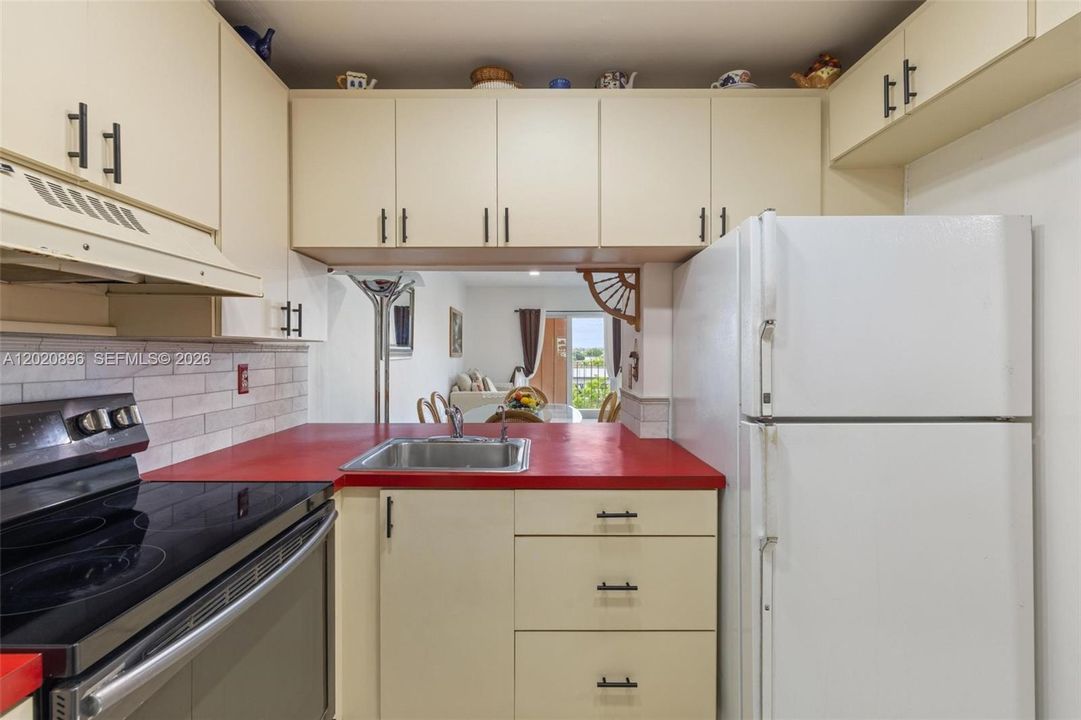 Active With Contract: $229,950 (2 beds, 2 baths, 870 Square Feet)