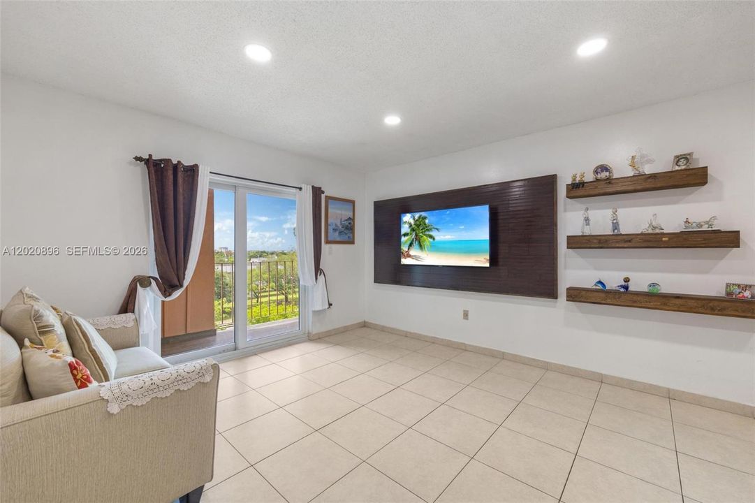 Active With Contract: $229,950 (2 beds, 2 baths, 870 Square Feet)