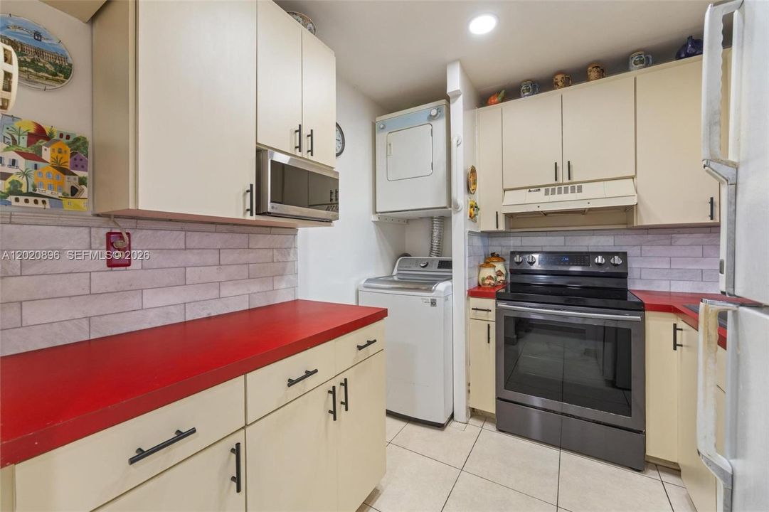Active With Contract: $229,950 (2 beds, 2 baths, 870 Square Feet)