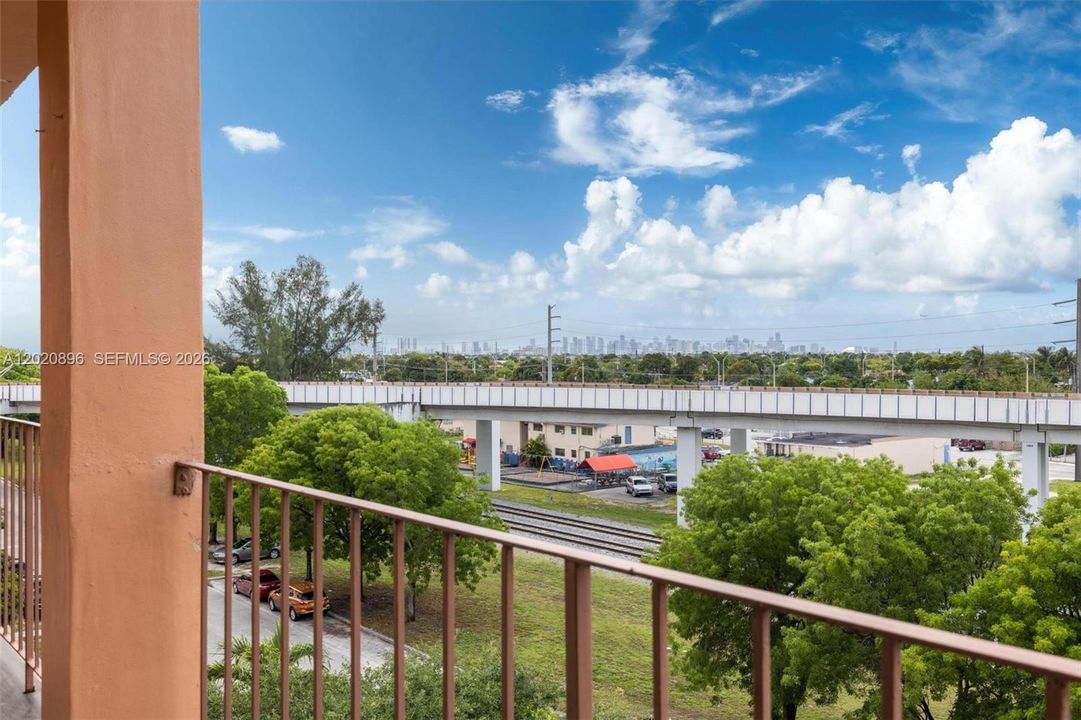 Active With Contract: $229,950 (2 beds, 2 baths, 870 Square Feet)