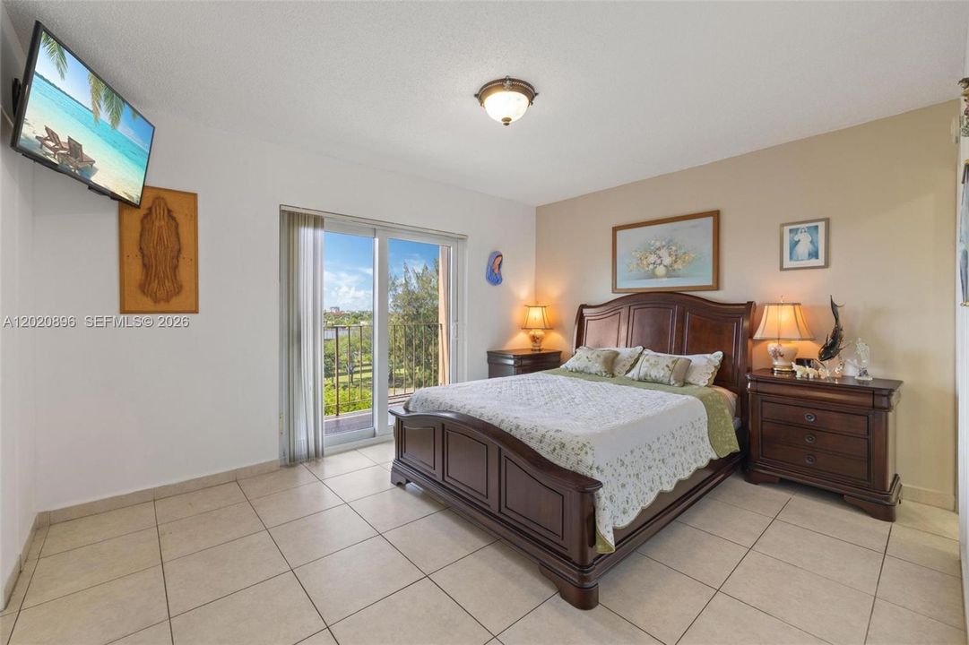 Active With Contract: $229,950 (2 beds, 2 baths, 870 Square Feet)