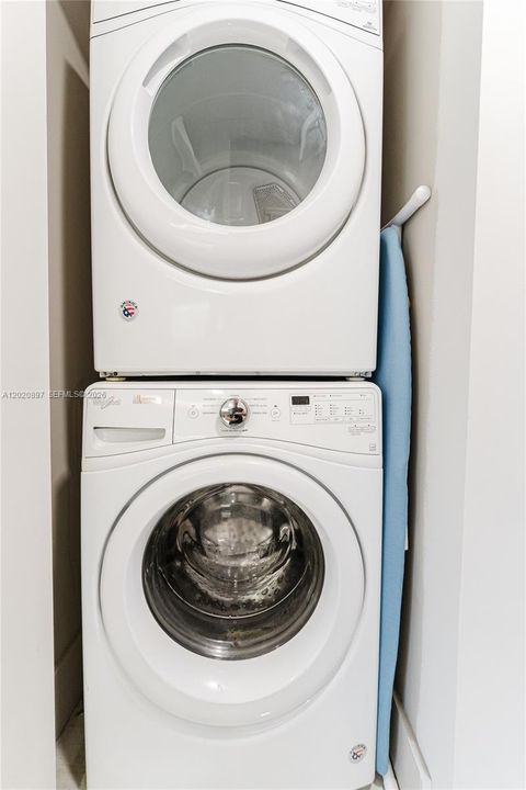 待售: $524,999 (1 贝兹, 1 浴室, 710 平方英尺)