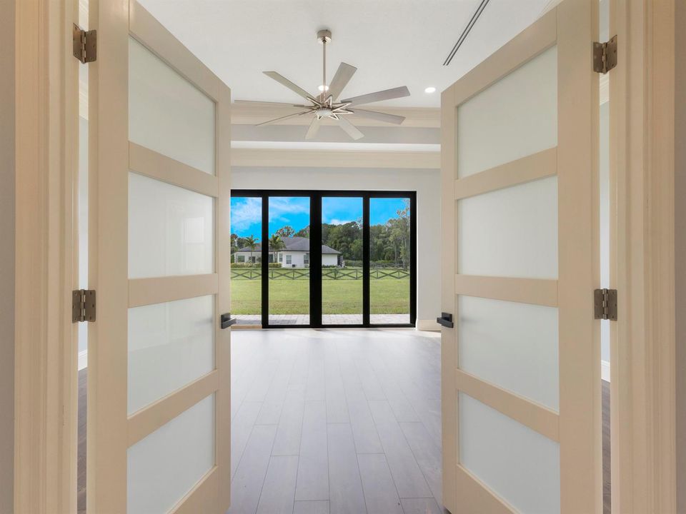 25-primary_bedroom_entrance