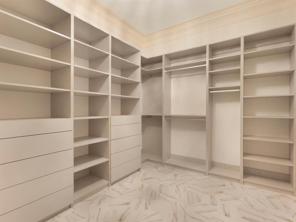 34-primary_bedroom_wic_2