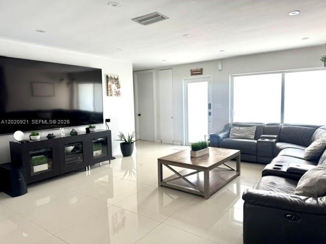 For Rent: $3,700 (3 beds, 2 baths, 1577 Square Feet)