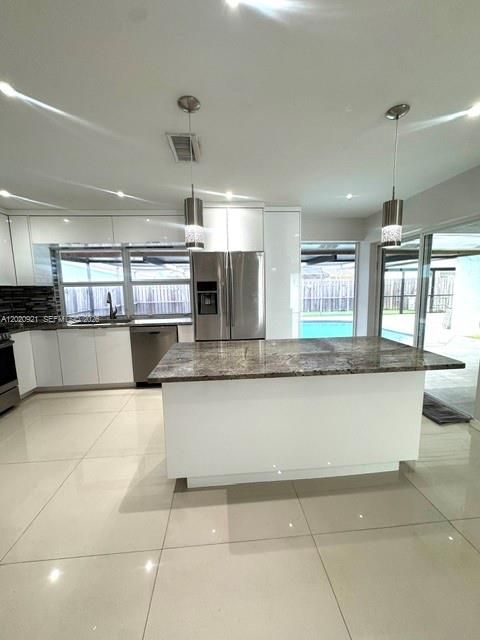 For Rent: $3,700 (3 beds, 2 baths, 1577 Square Feet)