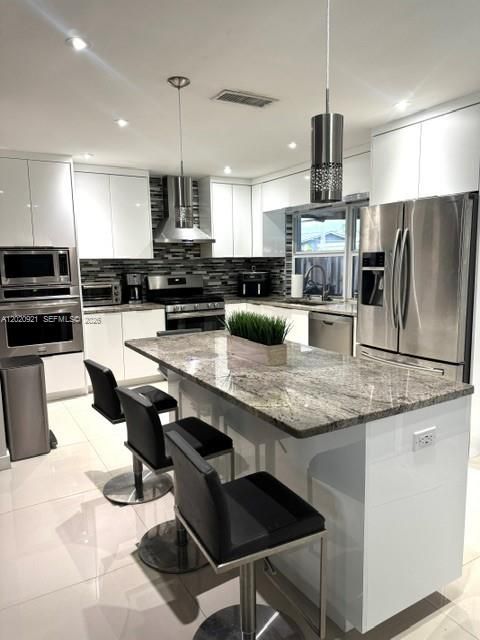 For Rent: $3,700 (3 beds, 2 baths, 1577 Square Feet)