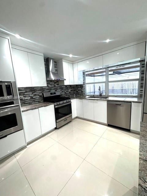 For Rent: $3,700 (3 beds, 2 baths, 1577 Square Feet)