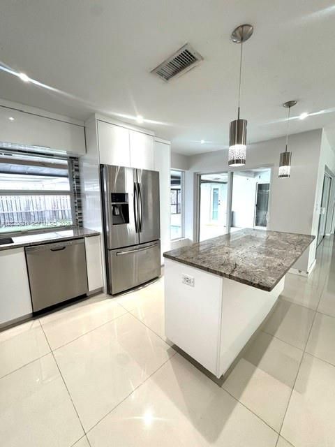 For Rent: $3,700 (3 beds, 2 baths, 1577 Square Feet)
