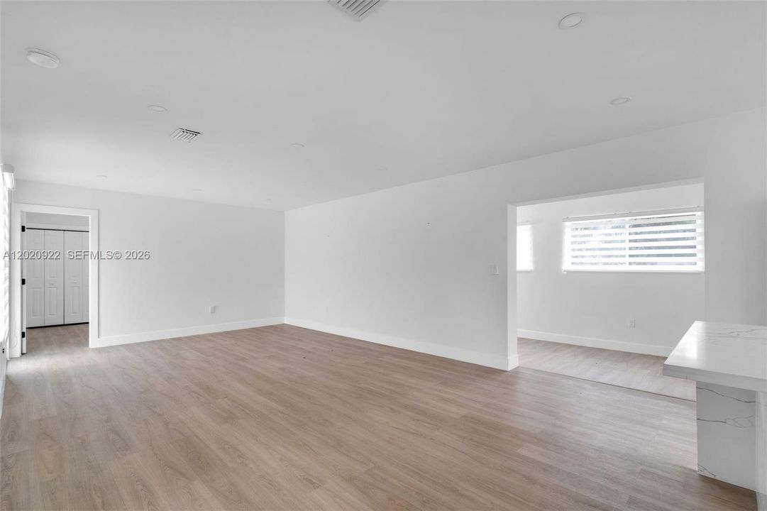 En Venta: $560,000 (3 camas, 2 baños, 1305 Pies cuadrados)