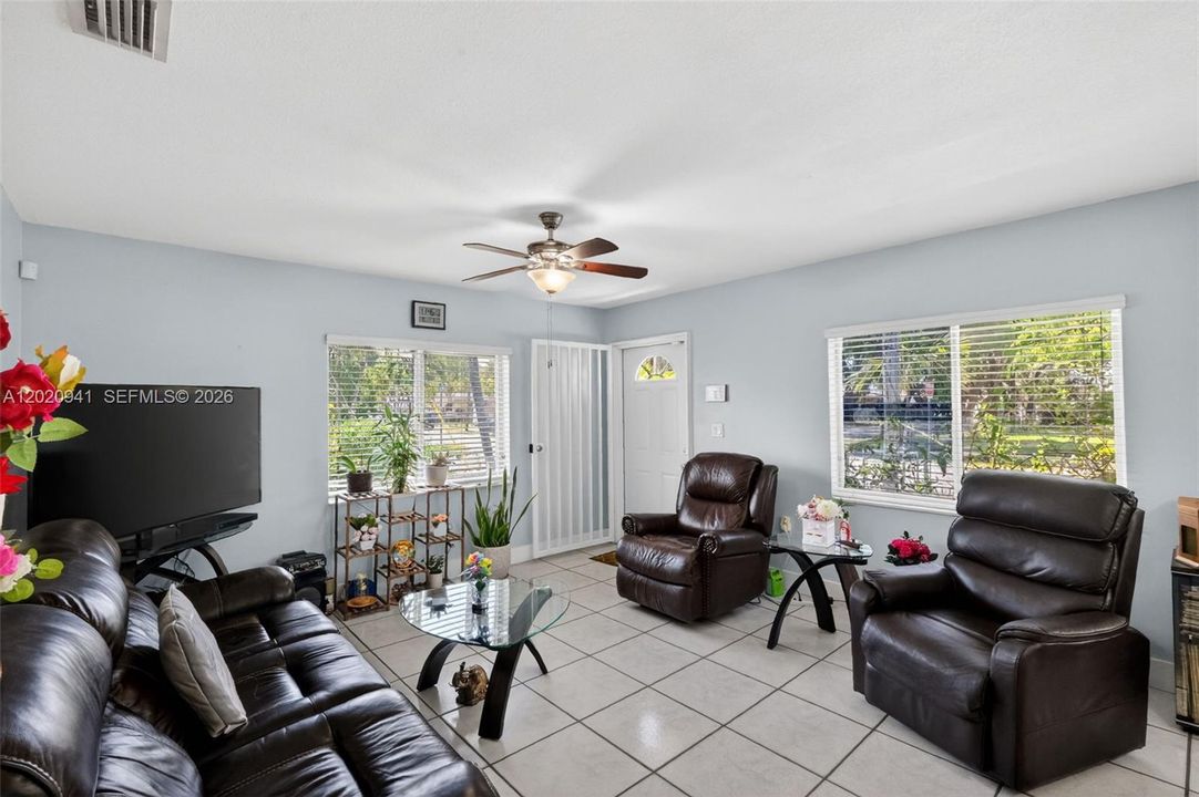 На продажу: $1,100,000 (0 спален, 0 ванн, 2430 Квадратных фут)