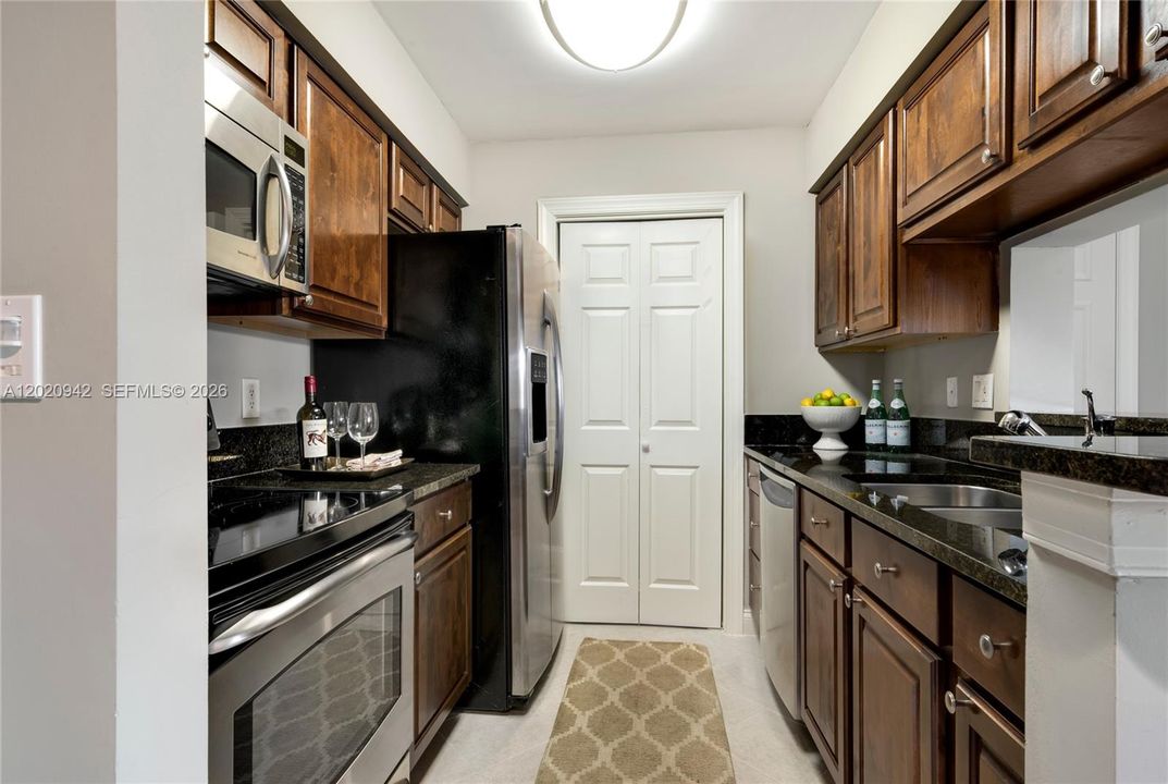 For Rent: $2,165 (1 beds, 1 baths, 758 Square Feet)