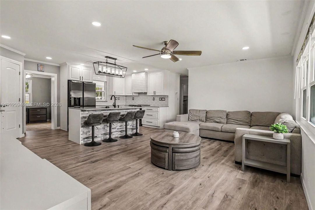 205 E SUGARLAND CIR CLEWISTON, FL 33440