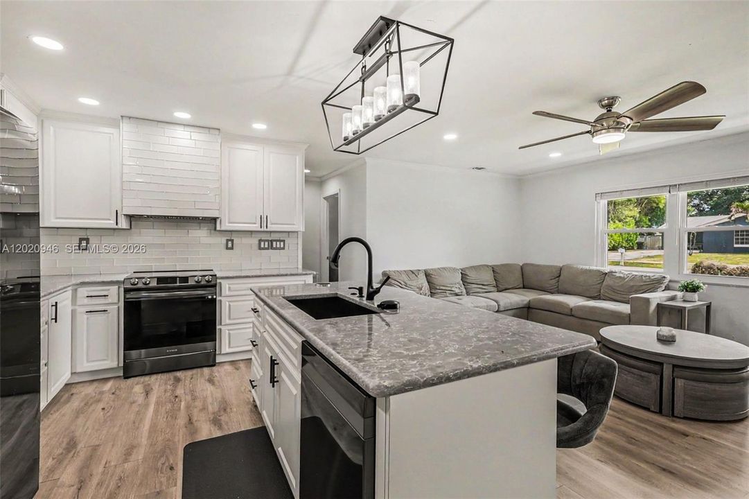 205 E SUGARLAND CIR CLEWISTON, FL 33440