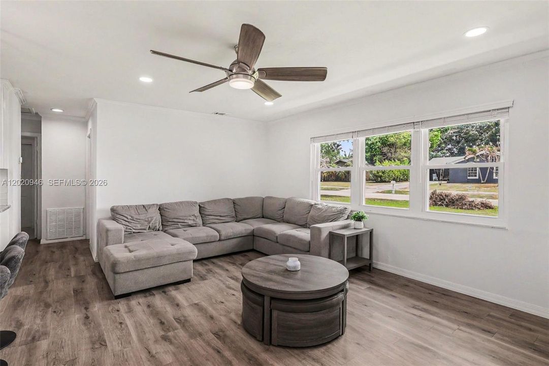 205 E SUGARLAND CIR CLEWISTON, FL 33440