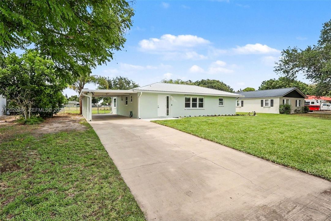 205 E SUGARLAND CIR CLEWISTON, FL 33440