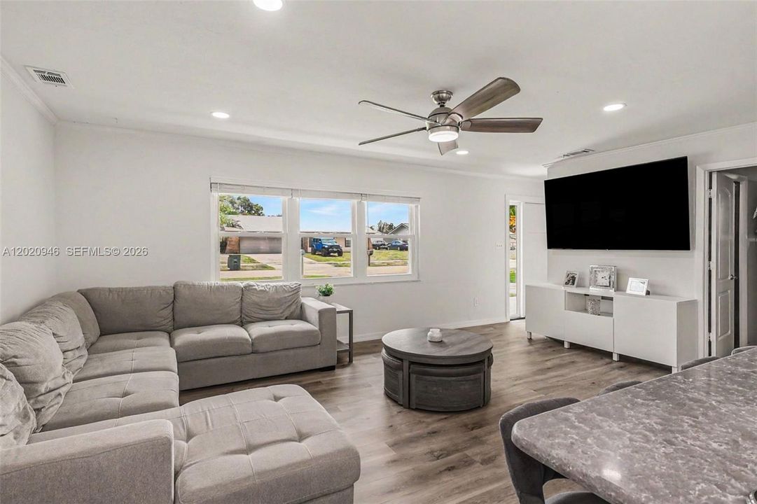 205 E SUGARLAND CIR CLEWISTON, FL 33440