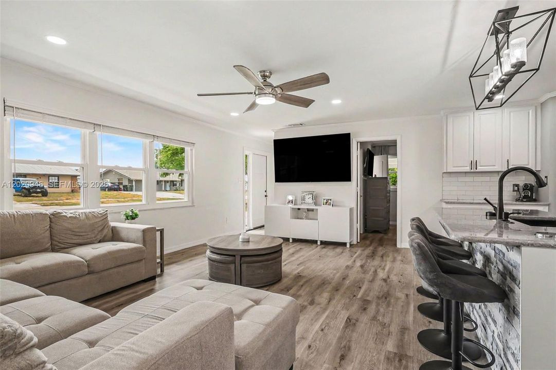205 E SUGARLAND CIR CLEWISTON, FL 33440
