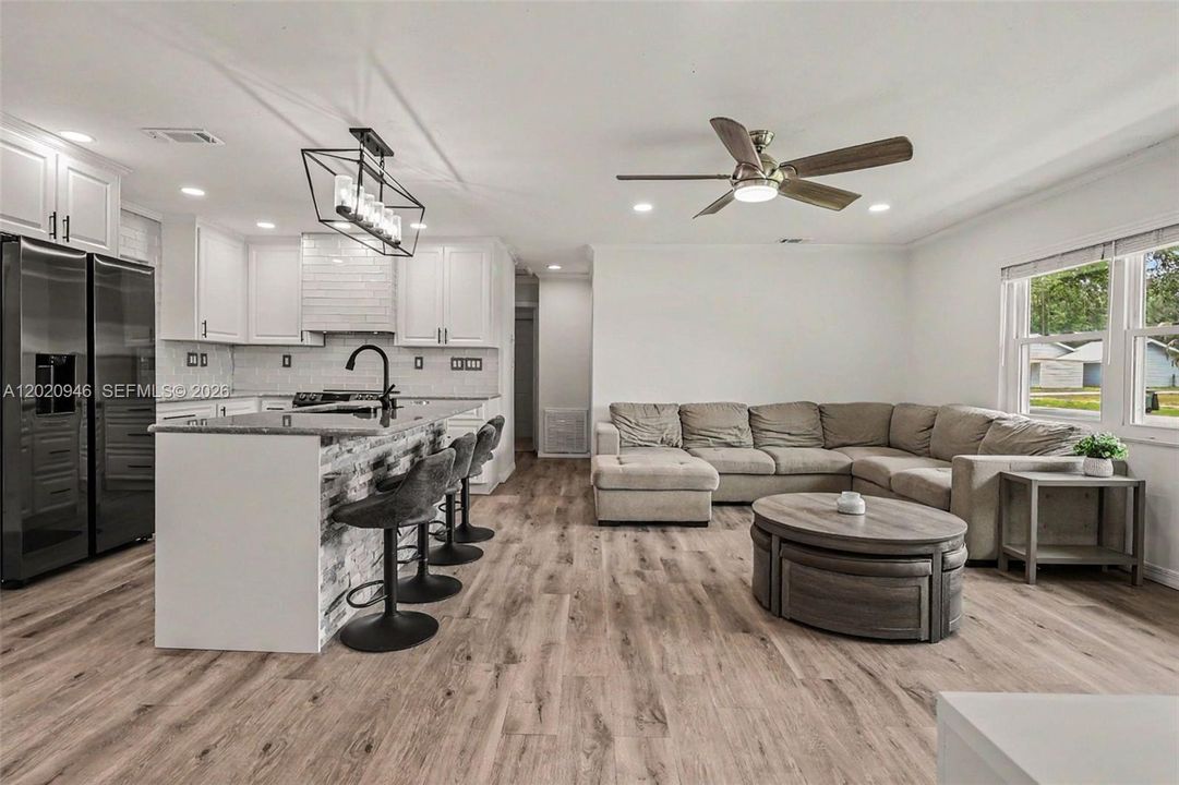 205 E SUGARLAND CIR CLEWISTON, FL 33440